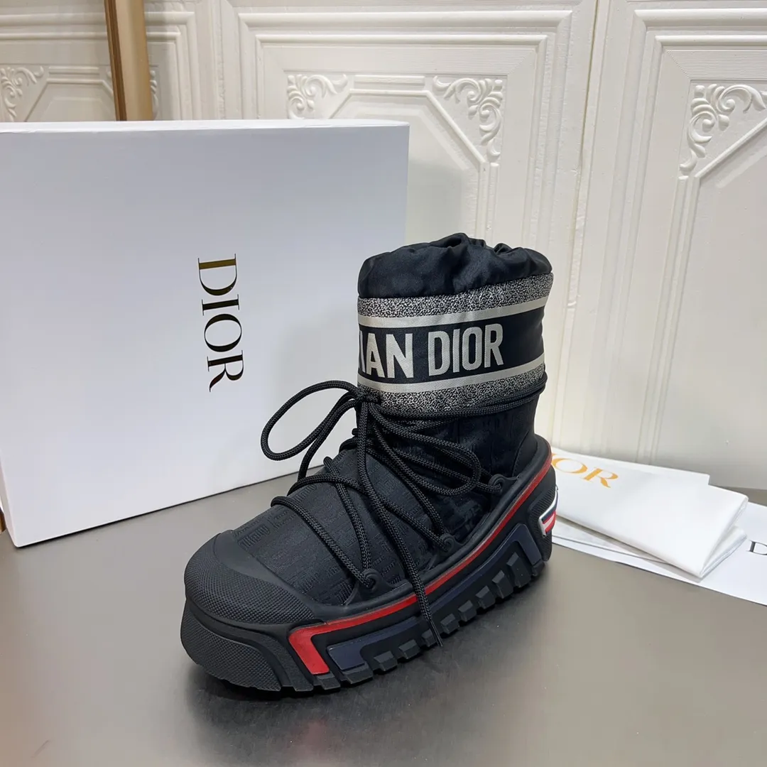 Men's shoes p600! The highest version on the market, Dior Dior's king style snow boots, ski boots, fat and cute, so cute →_→ from the DiorAlps limited series, unique. Shiny nylon Oblique print upper with criss-cross straps for an ideal fit. The technical fabric of the boot shaft, short-cut version, can be worn in the city or in the mountains. It makes the calf slimmer and taller, warm and concave. The boot shaft and sole are made of original waterproof padded lining. The embroidered fabric is original star ⭐ rubber non-slip thick sole and multi-module combination outsole. The size is 35-40. 41Customized